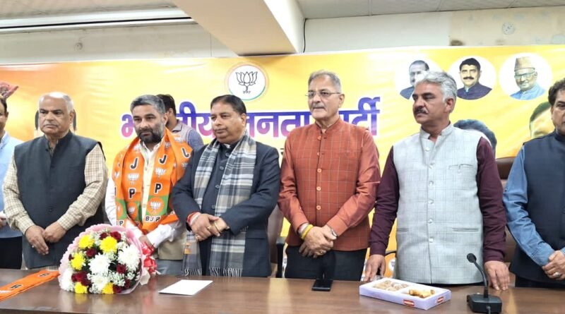 Farooq Ganderbali rejoins BJP after 20 years in Jammu