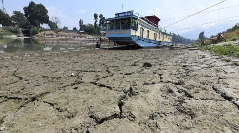 Heat Wave Reduces Water Level of Jhelum River in Srinagar